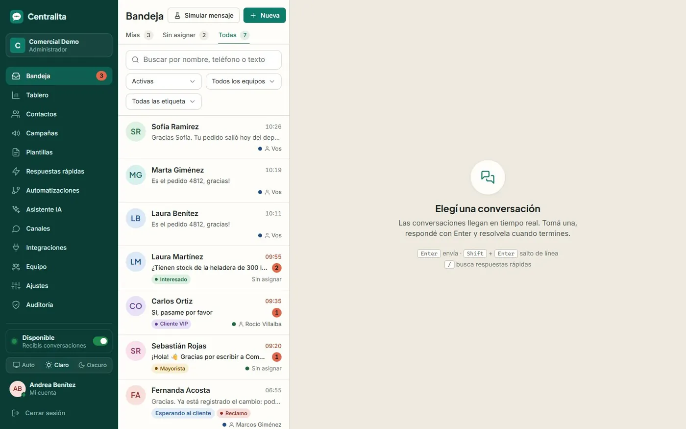 Bandeja de Centralita con las conversaciones de WhatsApp, etiquetas y quién atiende cada una